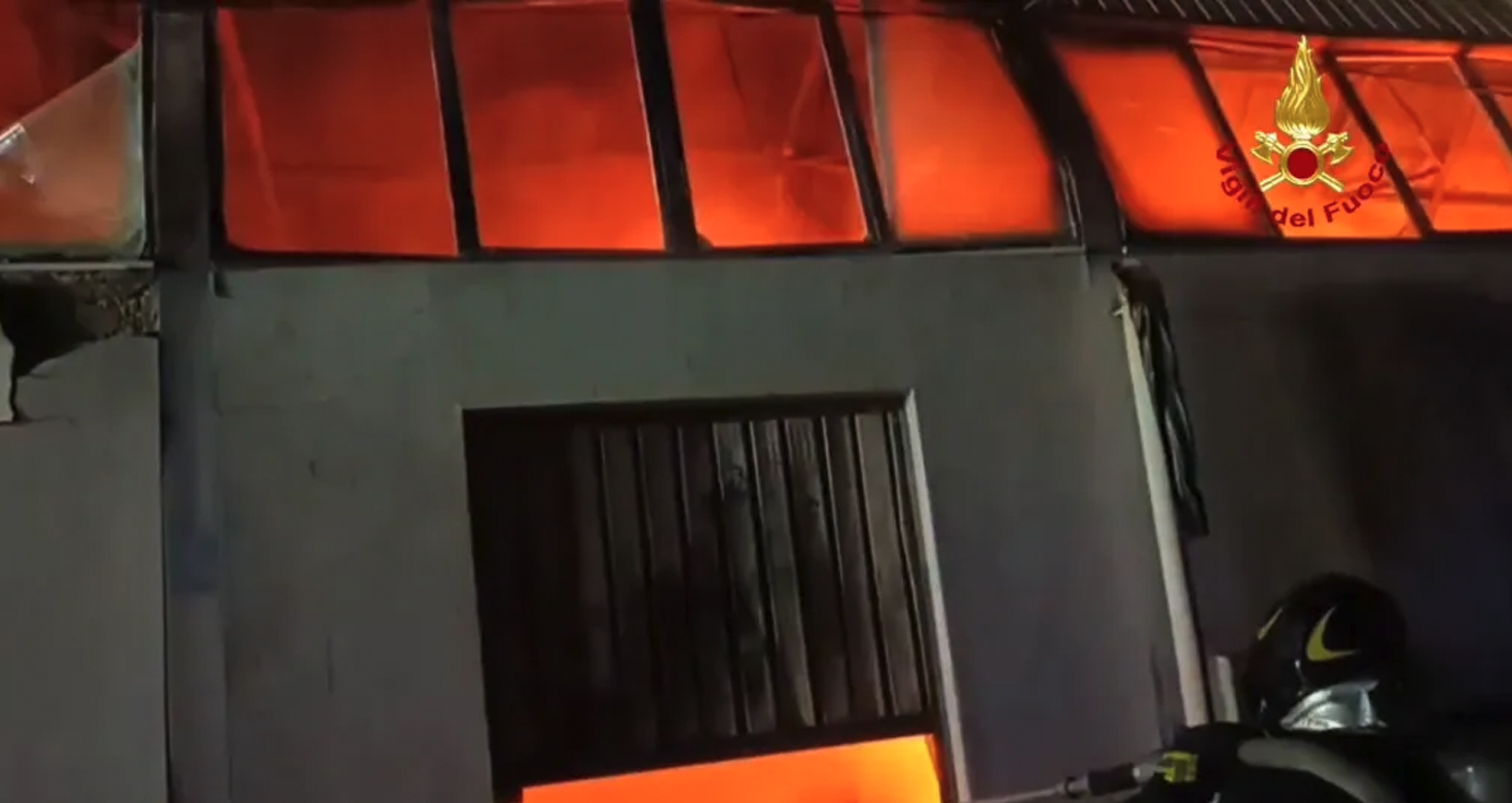 capannone in fiamme