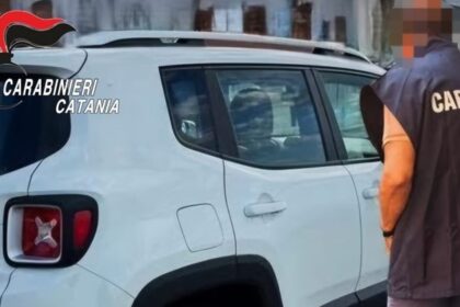 tenta di rubare auto
