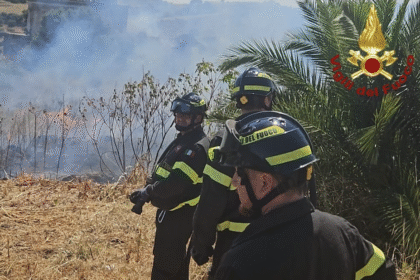 fiamme a ridosso di via palermo