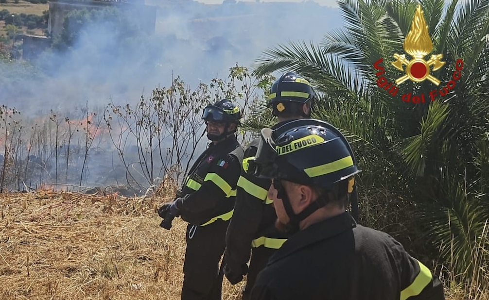 fiamme a ridosso di via palermo
