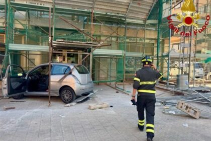 si schianta contro un'impalcatura