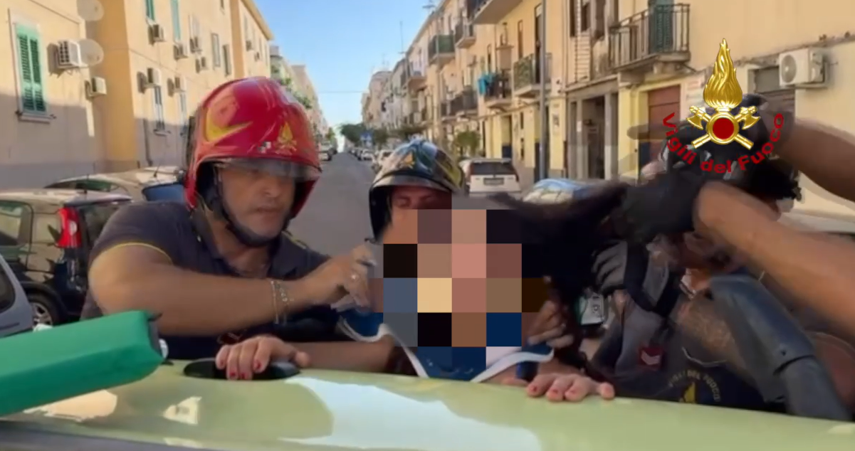vigili del fuoco di messina estraggono donna dalle lamiere della propria auto